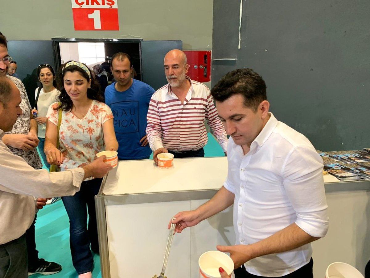 Vali yardımcısı Duruk, fuarda misafirlere \'devin\' çorbası ikram etti