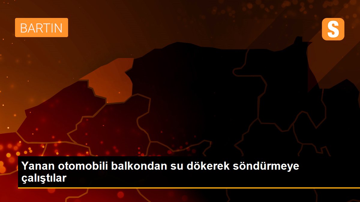 Yanan otomobili balkondan su dökerek söndürmeye çalıştılar