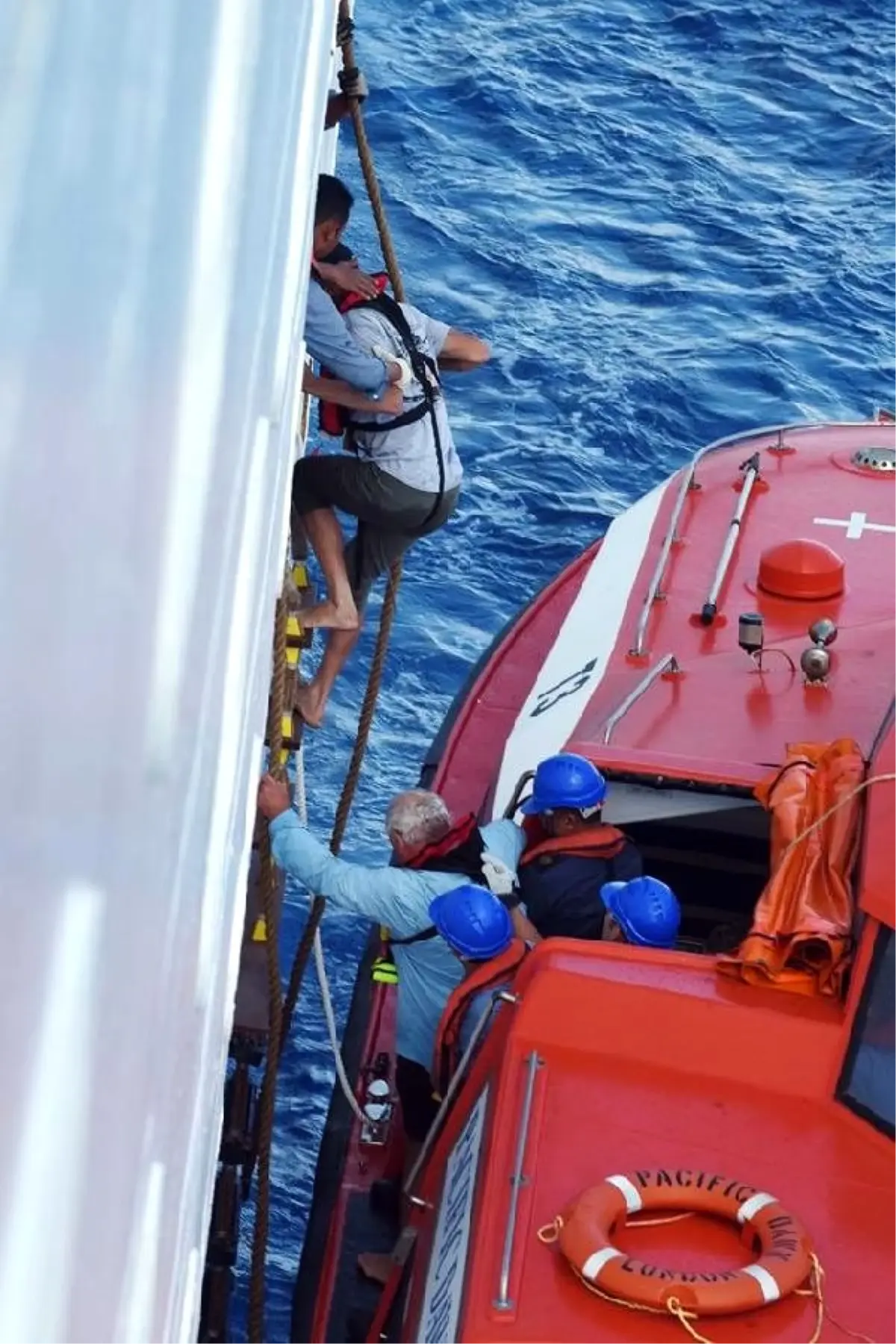 Yatları su almaya başladı,imdat çağrılarına lüks yolcu gemisi cevap verdi