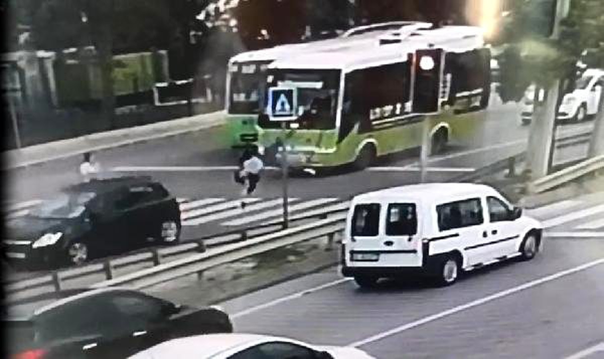 Yaya geçidinde otomobil çarptı; bariyerlerin arasına düştü