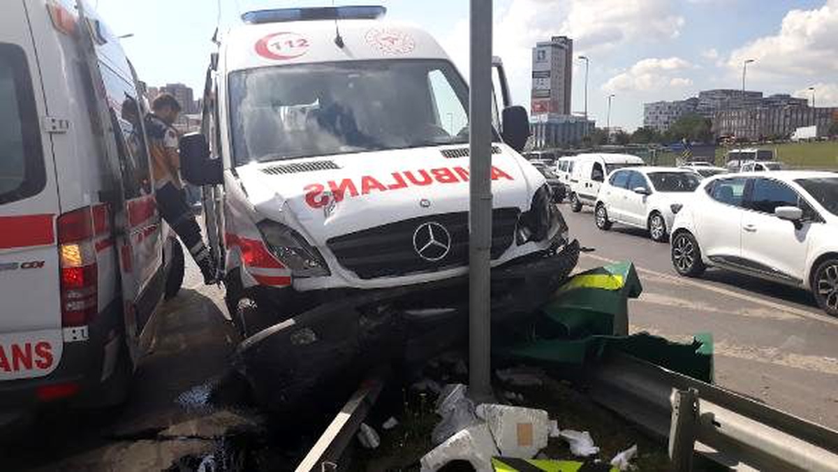 Zeytinburnu\'nda ambulansla otomobil çarpıştı