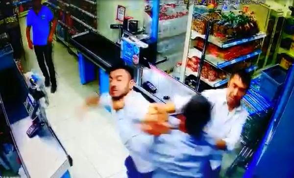 4 kişinin yaralandığı silahlı kavga kamerada
