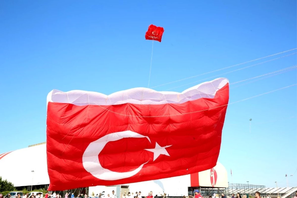 60 metrekarelik ay yıldızlı dev uçurtma İstanbul semalarında