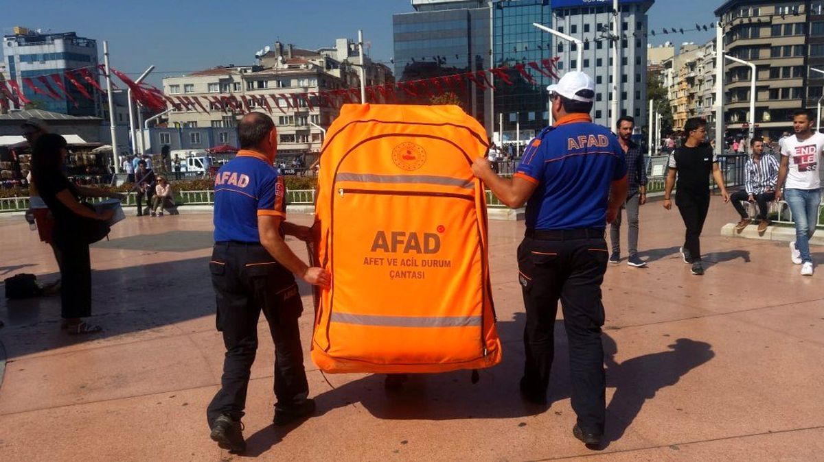 AFAD\'dan Taksim\'de deprem çantası farkındalığı