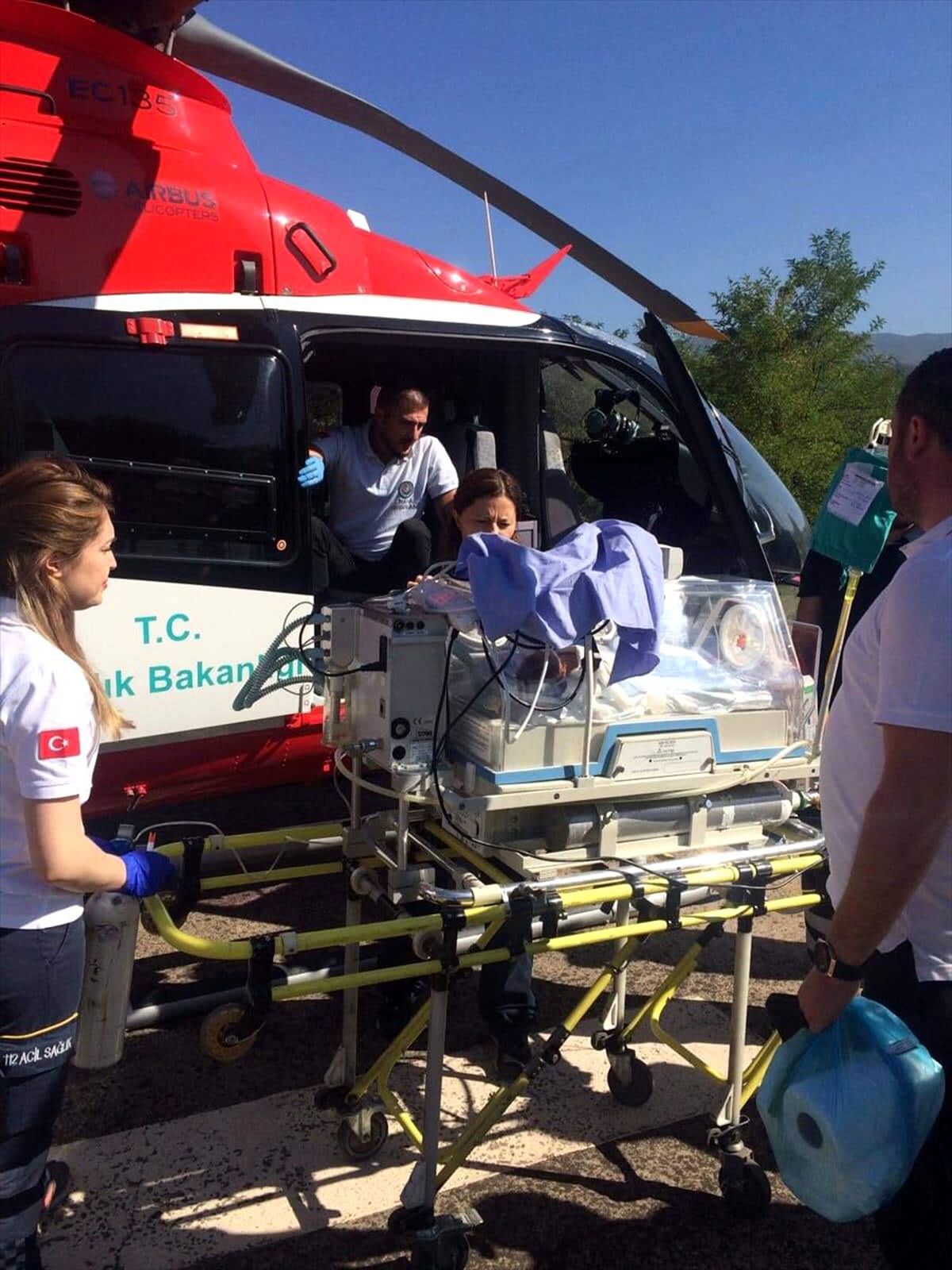 Ambulans helikopter 5 günlük bebek için havalandı