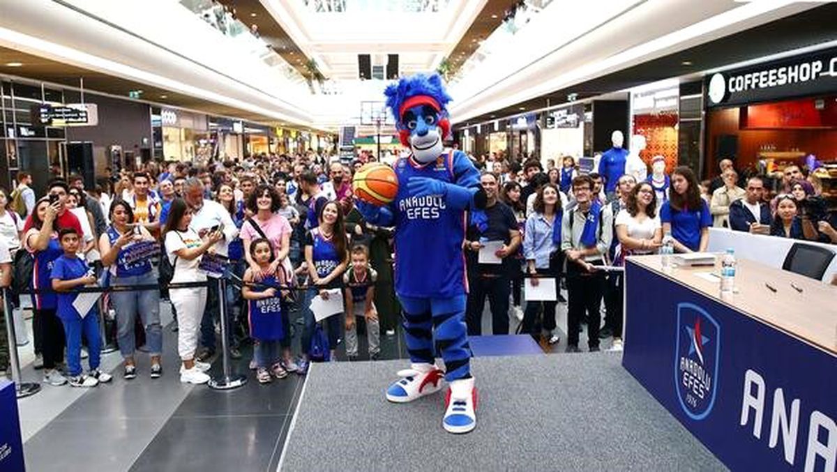 Anadolu Efes, taraftarlarıyla buluştu! Yoğun ilgi...