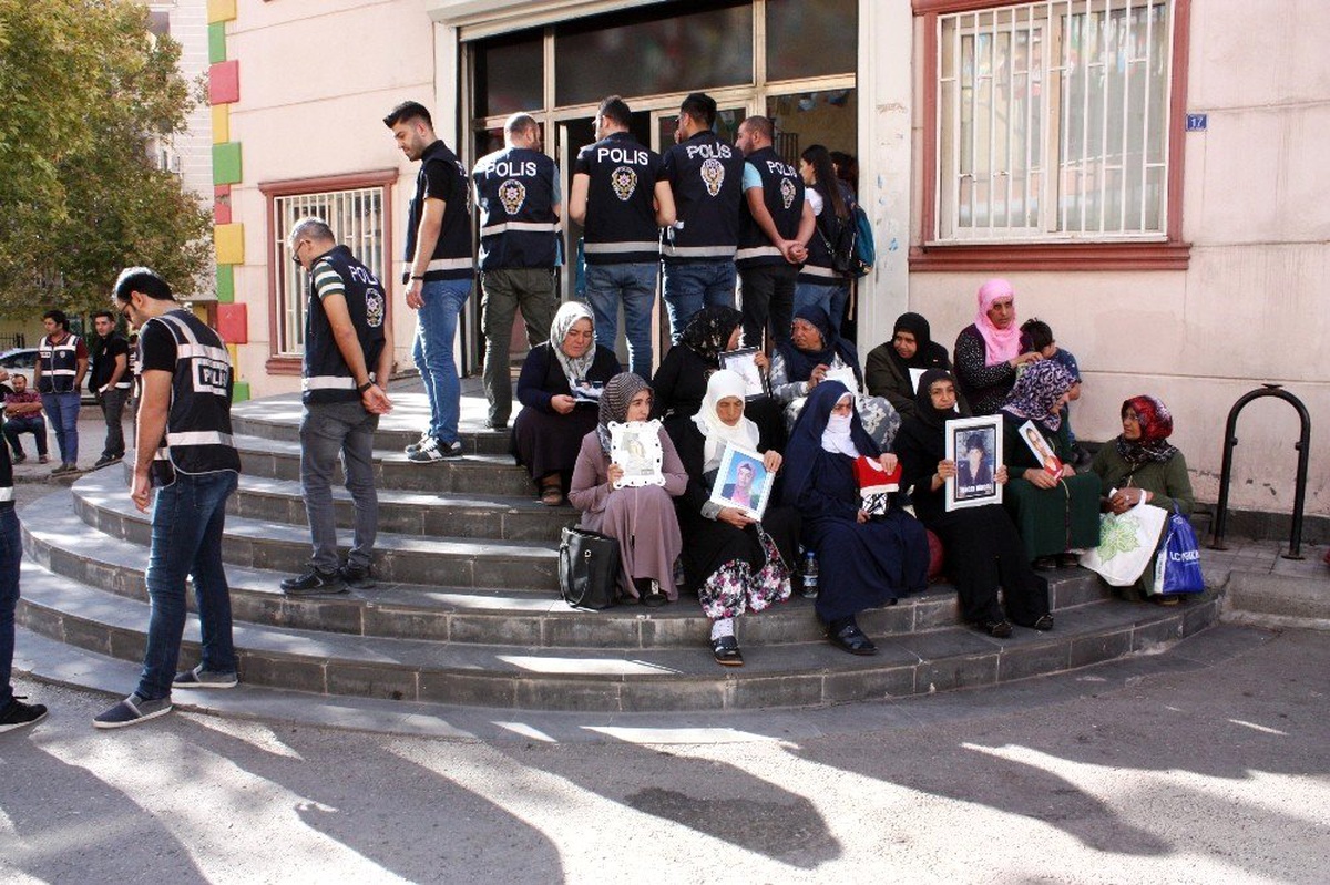Annelerin HDP önündeki evlat nöbeti 27\'nci gününde