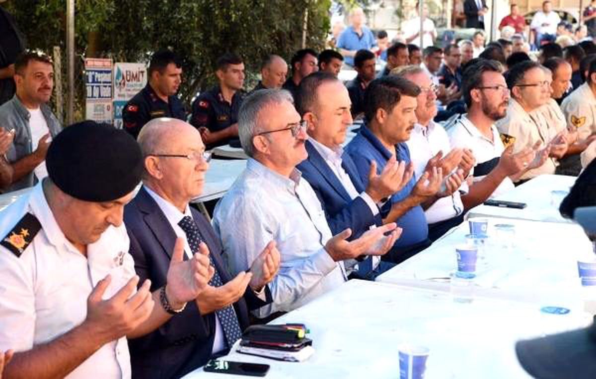 Bakan çavuşoğlu şehidin mevlidine katıldı