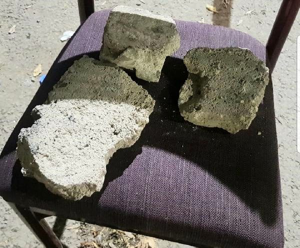 Balkondan kopan beton parçaları 2 kişiyi yaraladı