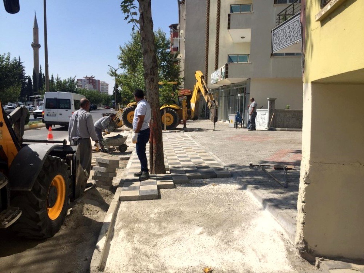 Barbaros Hayrettin Mahallesi\'nde kaldırım yenileme çalışması