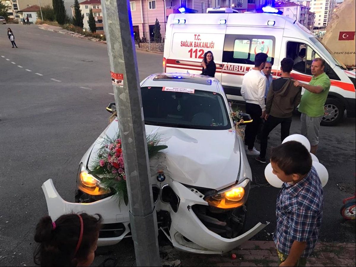 Bilecik\'te otomobil direğe çarptı: 1 yaralı