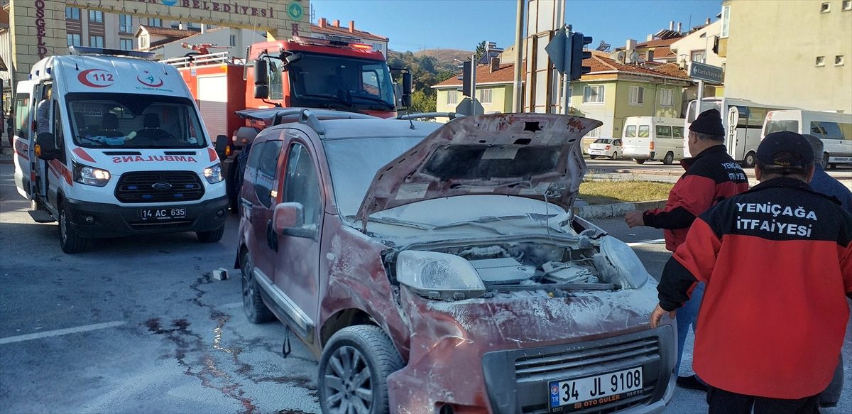 Bolu\'da hafif ticari araç ile otomobil çarpıştı: 2 yaralı