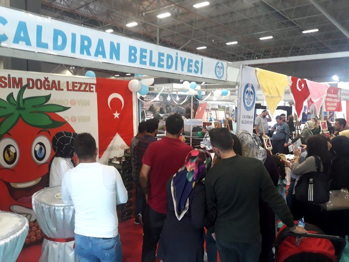 Çaldıran Belediyesi standına yoğun ilgi