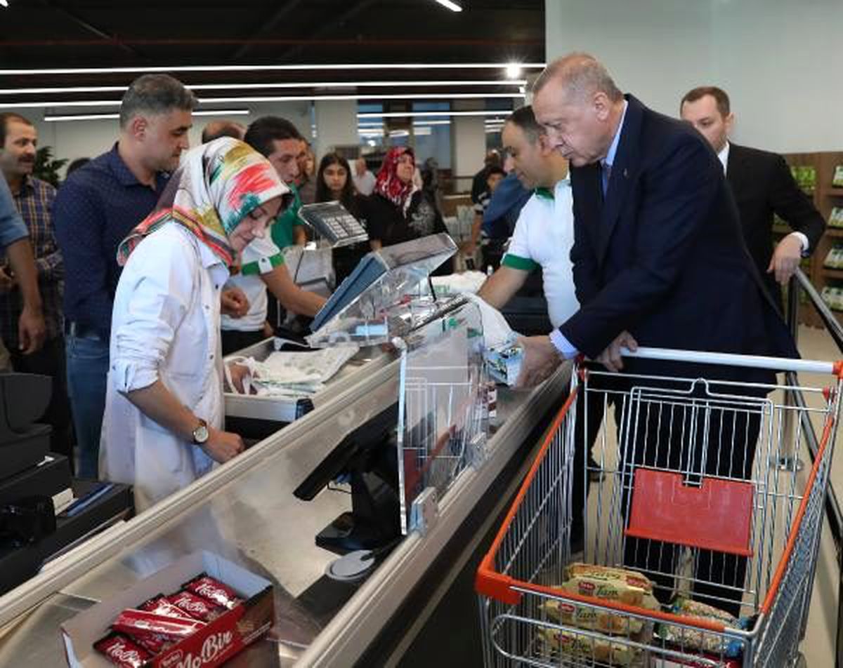 Cumhurbaşkanı erdoğan tarım kredi kooperatifi tarafından açılan satış ofisinden alışveriş yaptı