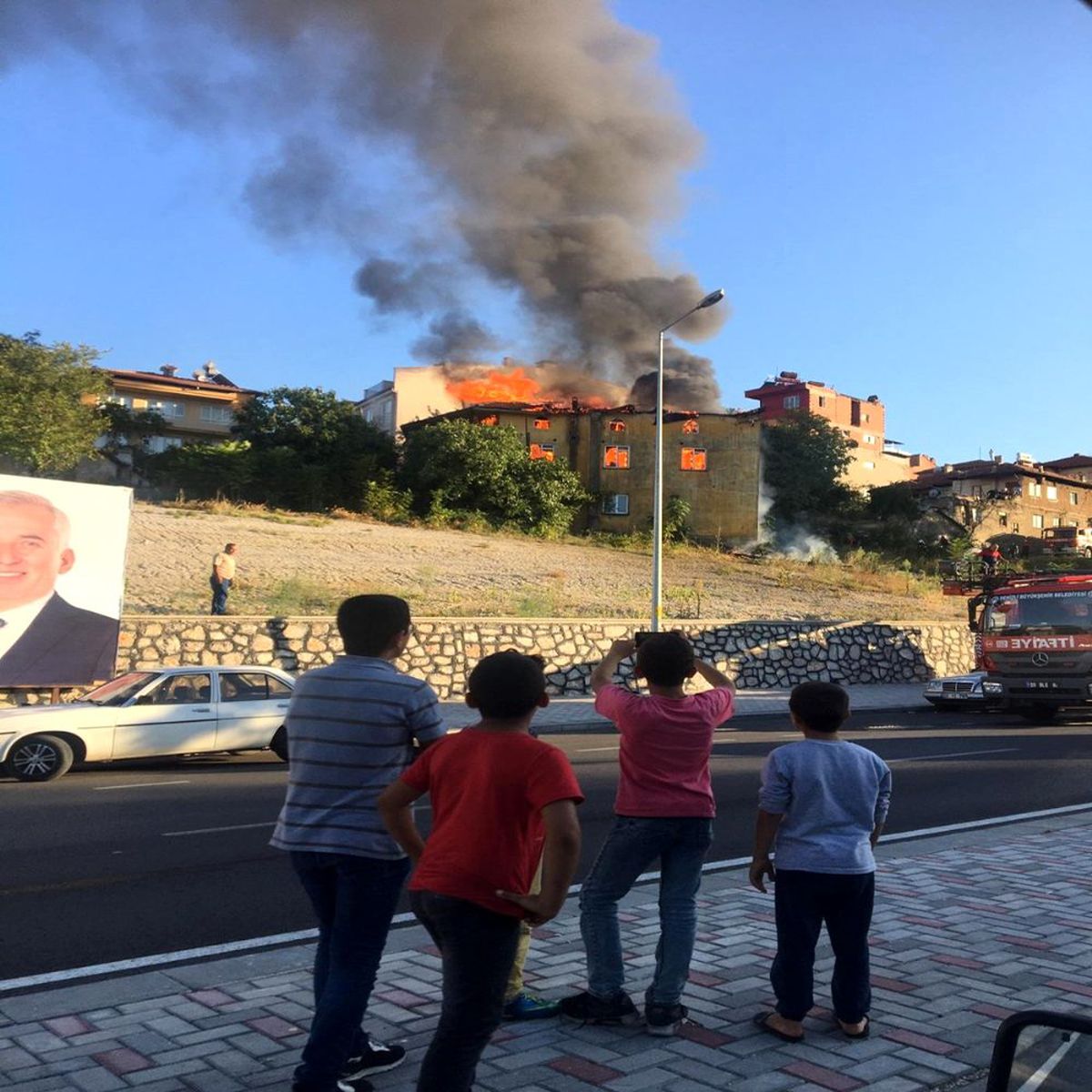 Denizli\'de ev yangını