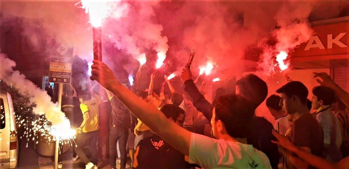 Derbi öncesi taraftardan renkli görüntüler