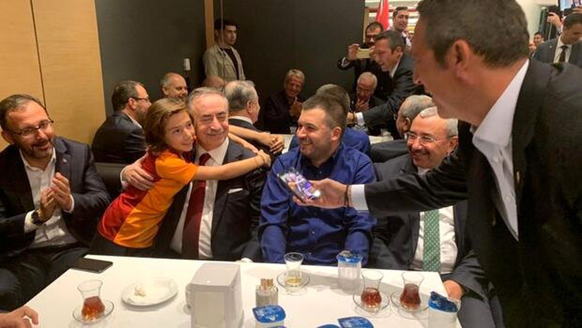 Derbinin önüne geçen görüntü! İki başkan...
