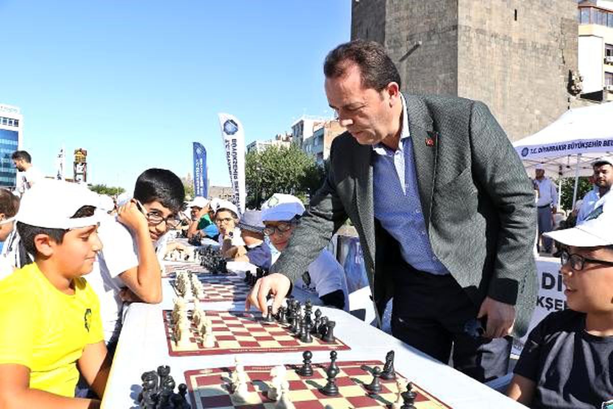 Diyarbakır\'da sokakta satranç turnuvası düzenlendi