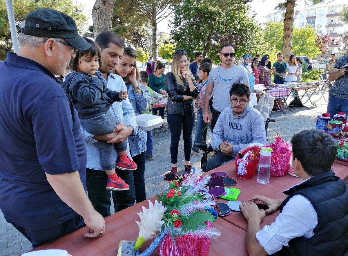 Engellilerden sokak hayvanları için kermes