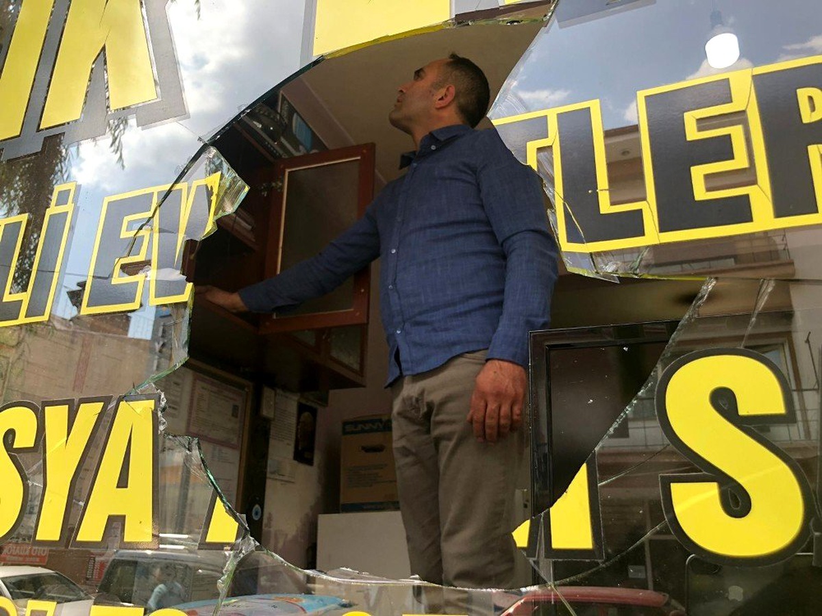 Erzincan\'da iş yerine parke taşıyla saldırı anı güvenlik kamerasına yansıdı