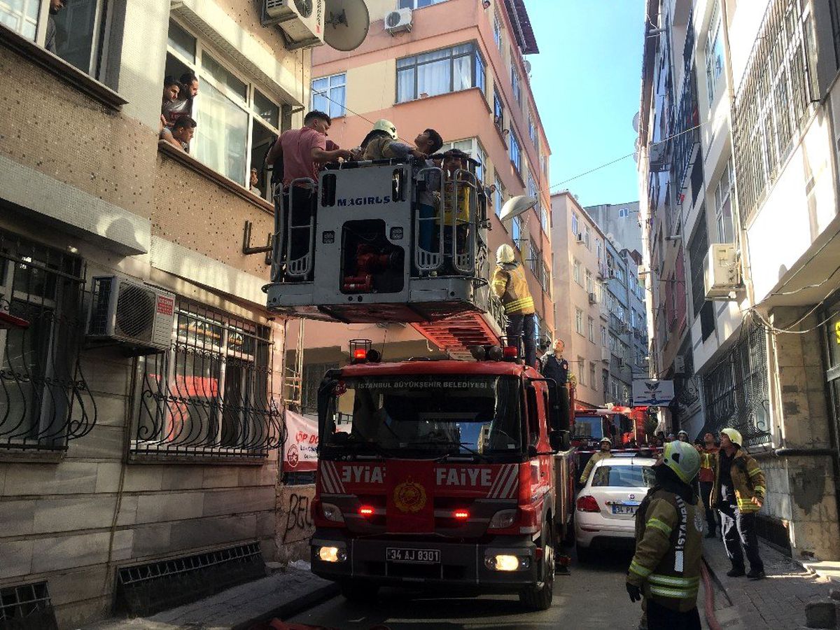 Fatih\'te 5 katlı binada yangın paniği