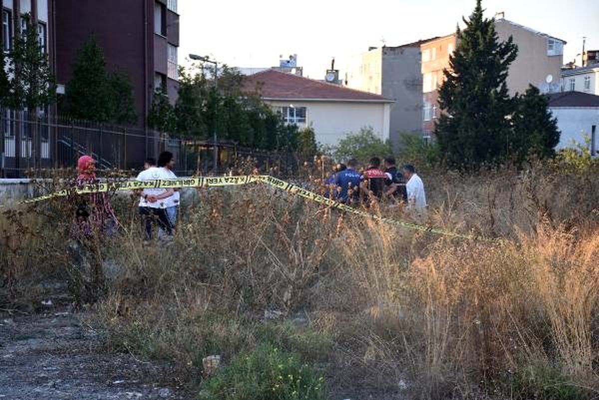 Güngören\'de okulun yanındaki boş arazide ceset bulundu