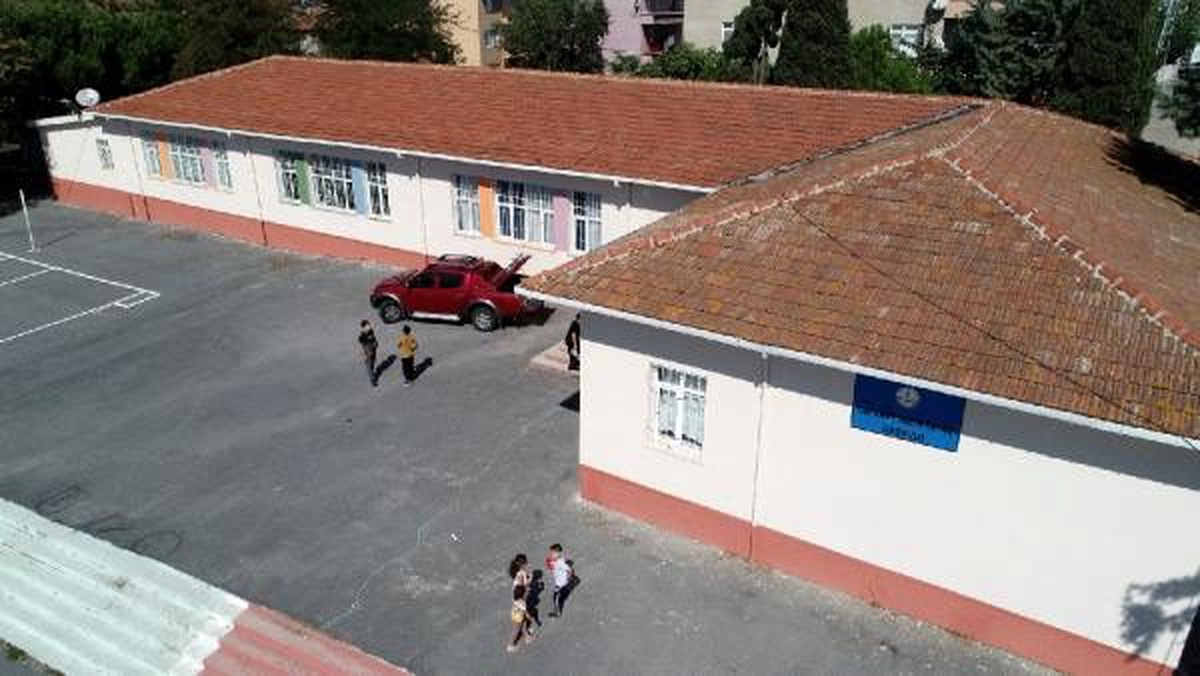 (havadan fotoğraflarla) - silivri\'de mühürlenen okullardan eşyalar taşınıyor