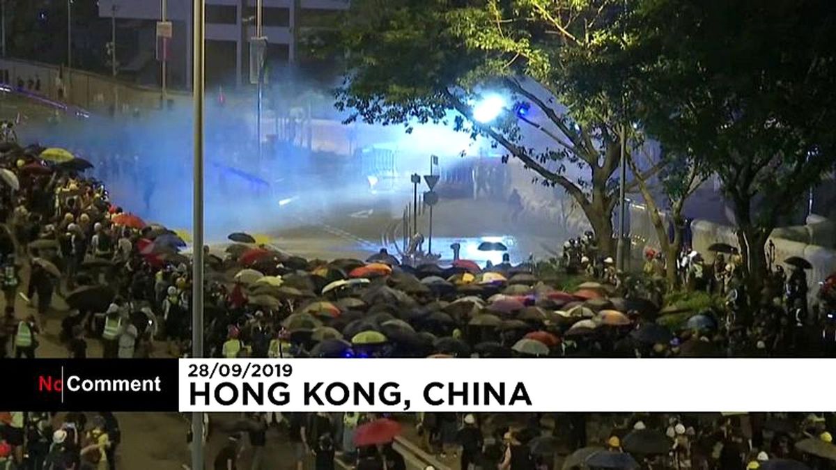 Hong Kong\'da olaylı hafta sonu: Tazyikli suya taşla karşılık