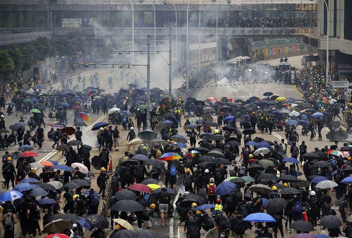 Hong Kong\'da polisten göstericilere plastik mermili müdahale