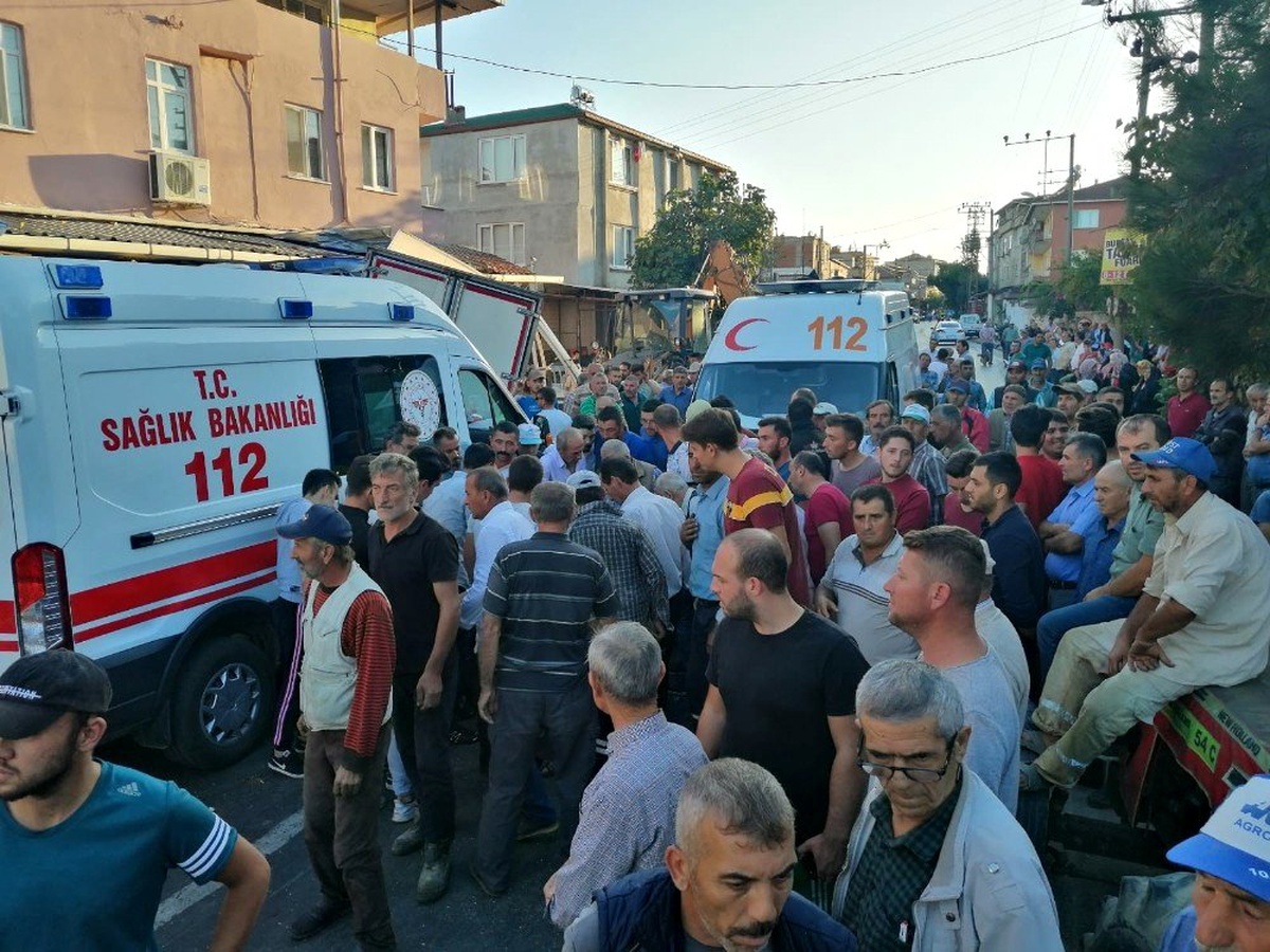 Kamyon yol kenarında bekleyen 5 kişiye çarpıp markete daldı