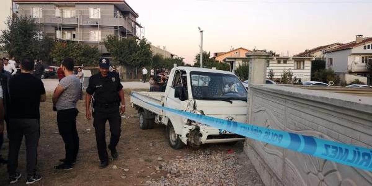 Kamyonet, sokakta oynayan çocukların arasına daldı: 1 ölü, 1 yaralı