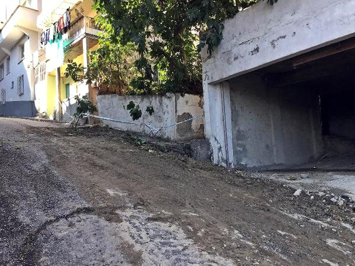 Kanalizasyon çalışmasında fırlayan taşın çarptığı kadın ağır yaralandı