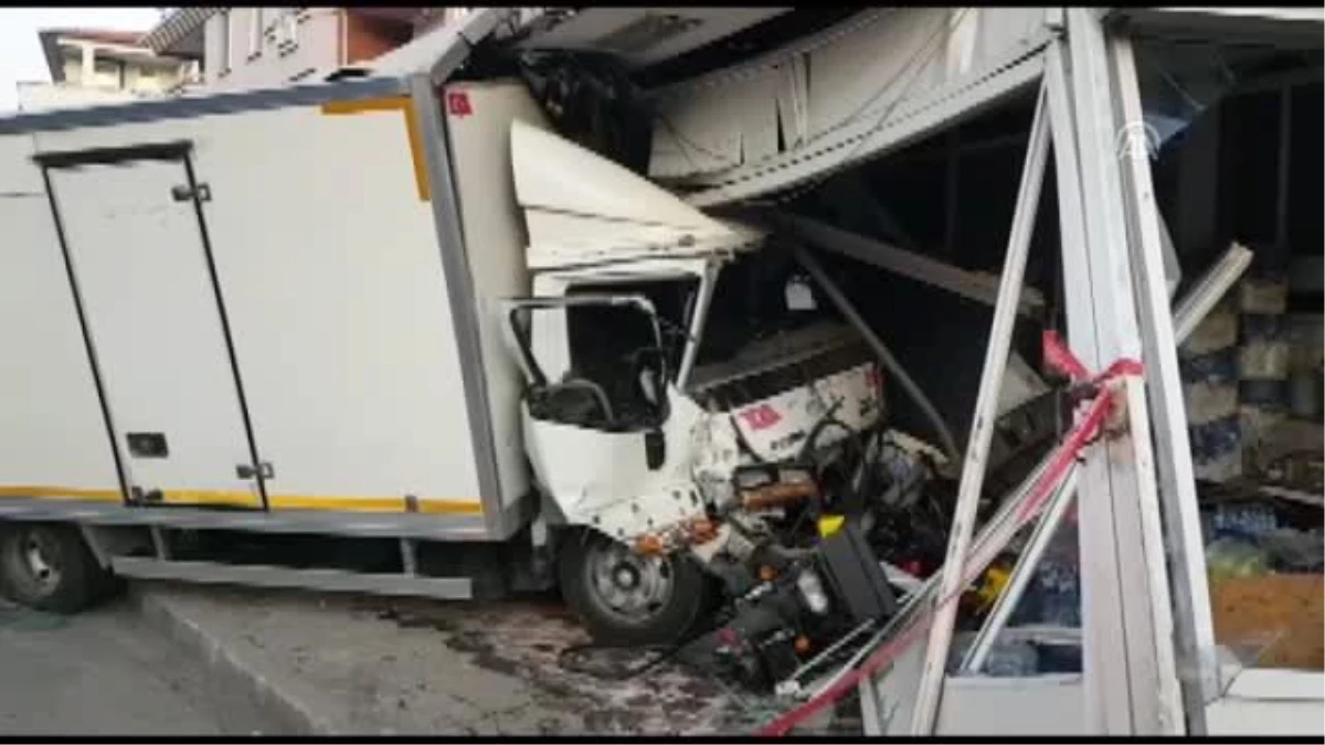 Kontrolden çıkan kamyon yayalara çarptı: 7 yaralı