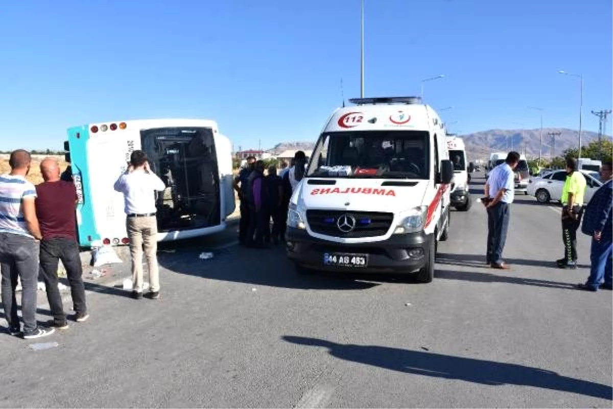 Malatya\'da yolcu midibüsü devrildi: 26 yaralı