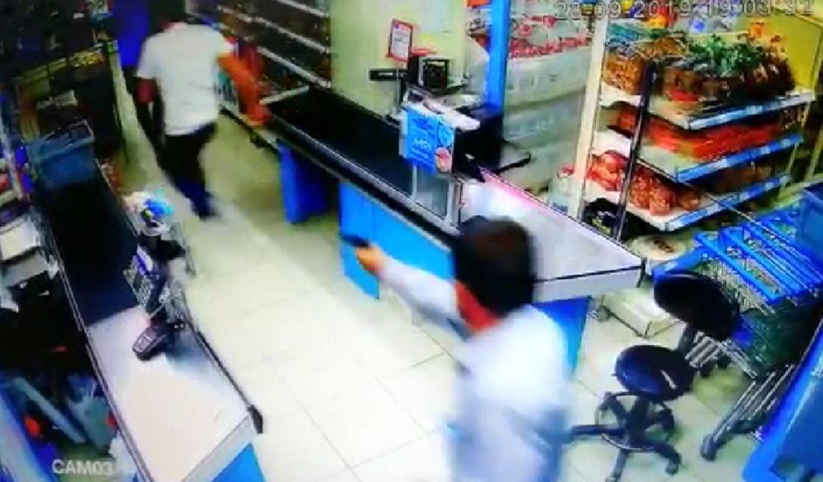 Markette silahlar çekildi, 4 kişi yaralandı