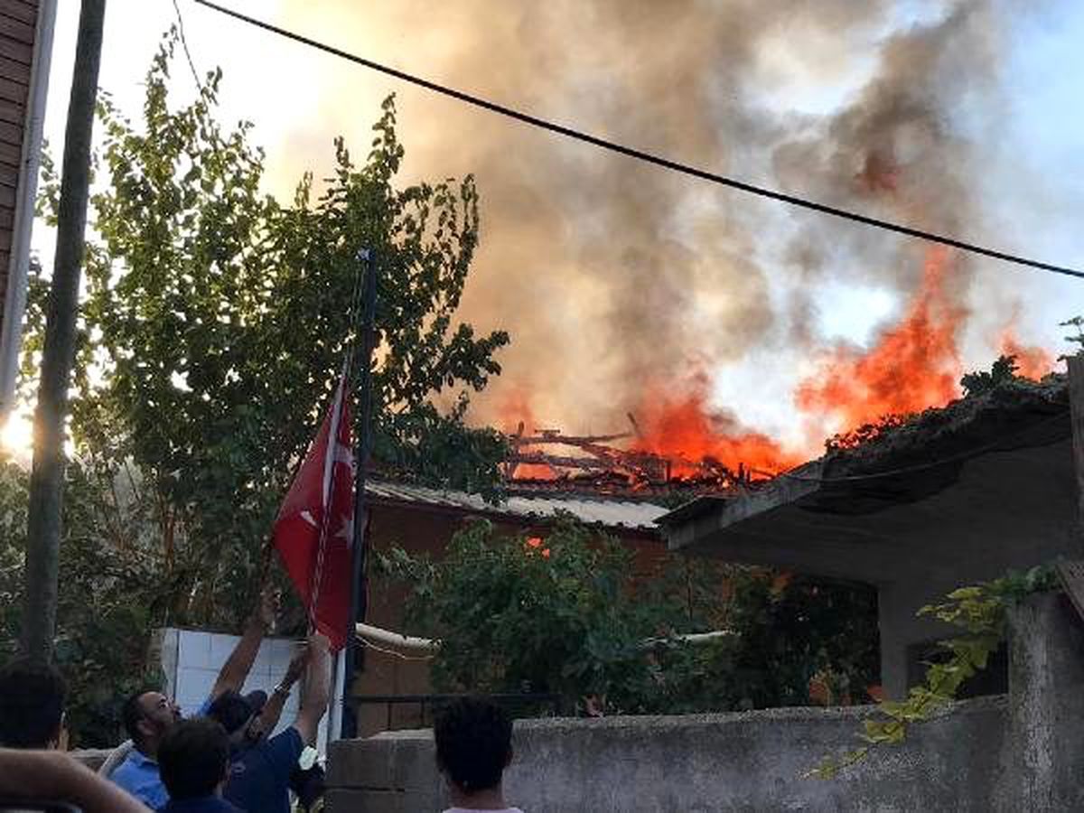 Metruk evdeki yangın camiyi de yaktı
