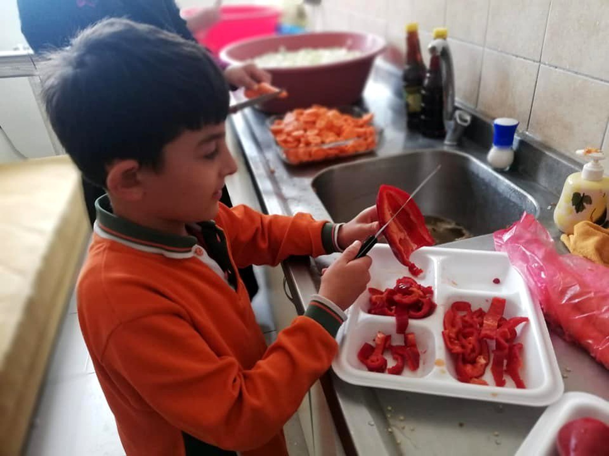 Minik elleri ile turşu yaptılar