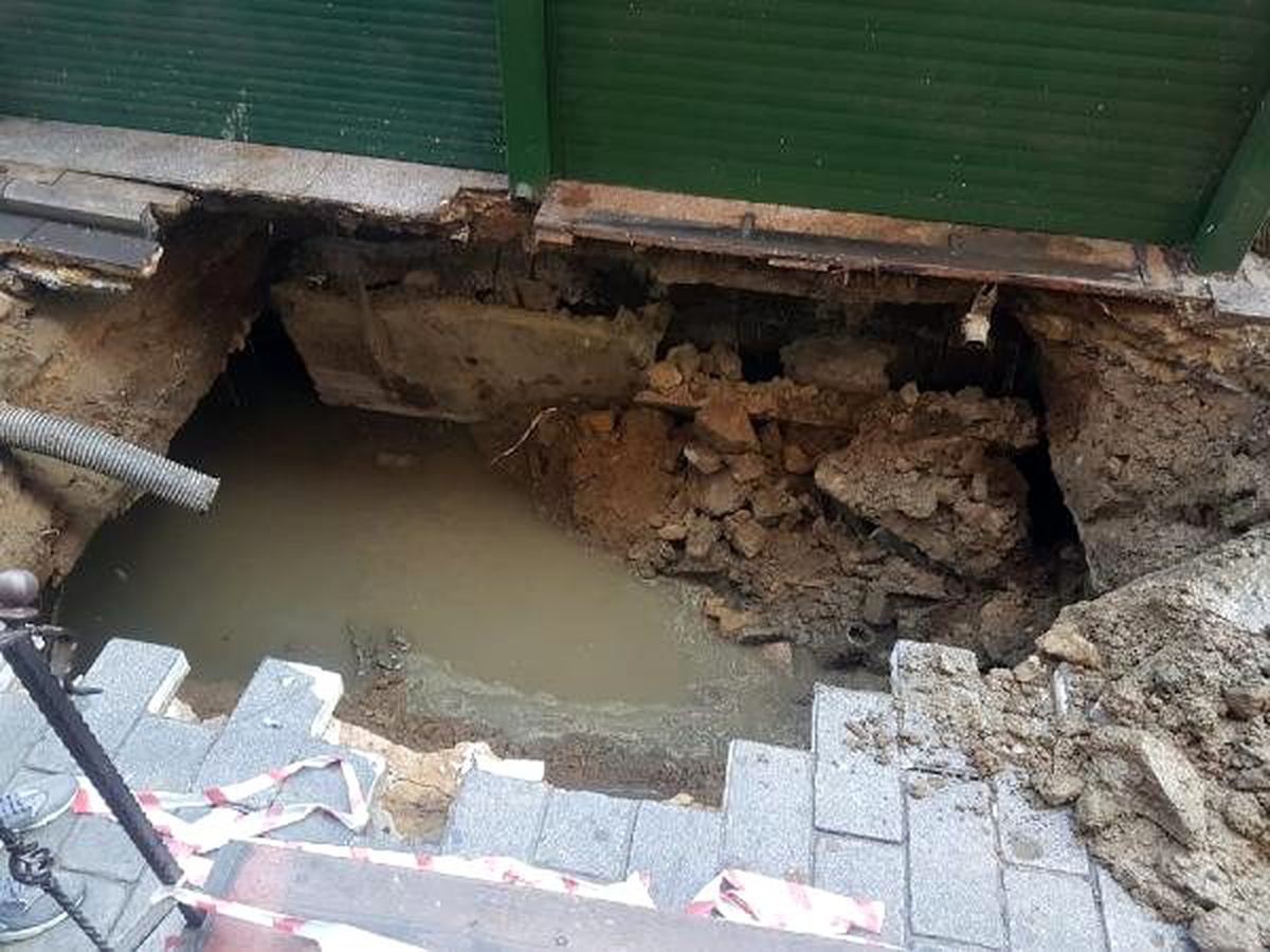 Ortaköy\'de kumpircilerin olduğu yerin altından geçen kanal çöktü (1)