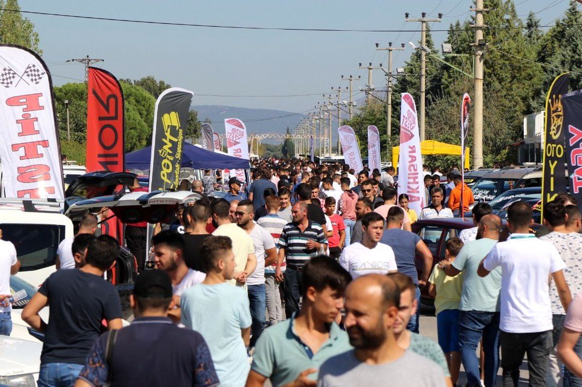 Otomobil tutkunları Akhisar AutoFest\'e akın etti