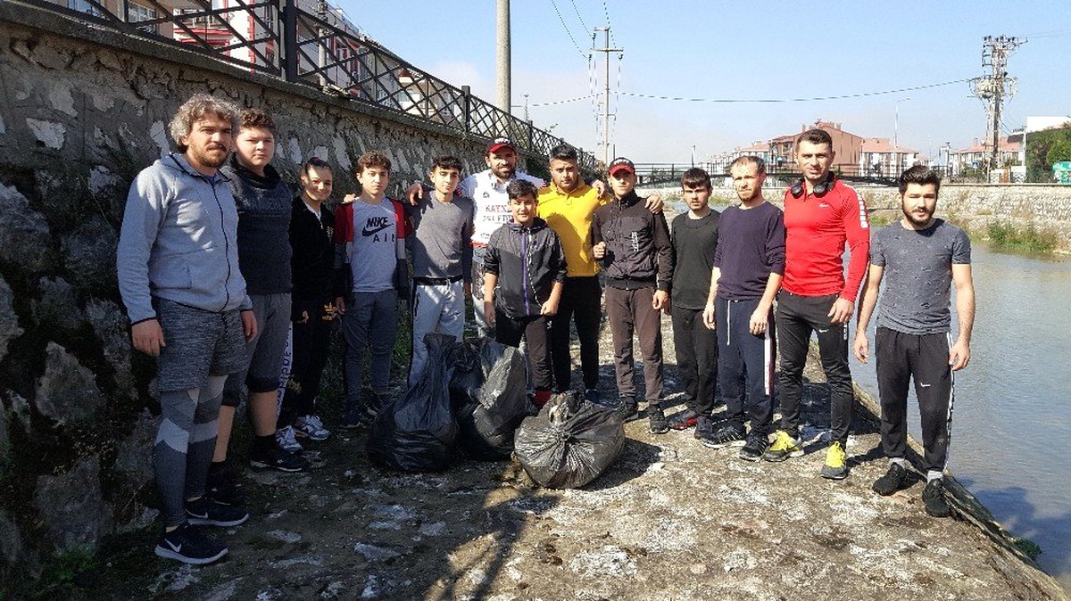 (ÖZEL) Şehrin ortasından geçen dereyi spor alanı yaptılar