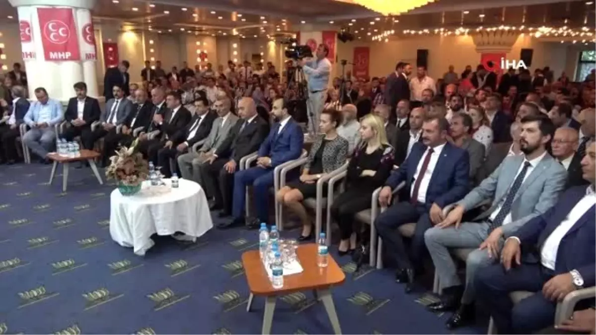 Partilerinden ayrılan İYİ Partililer rozet takarak MHP\'ye geçti