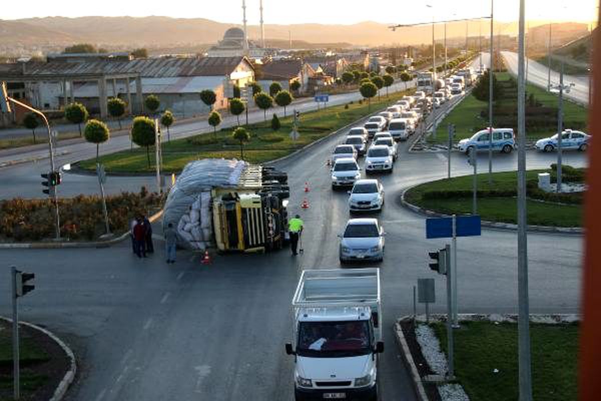 Saman balyası yüklü kamyon devrildi, sürücü yaralandı