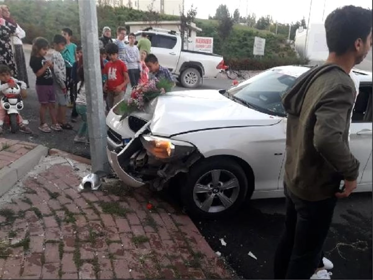 Sevgilisinden özür dilemek için süslediği otomobille direğe çarptı