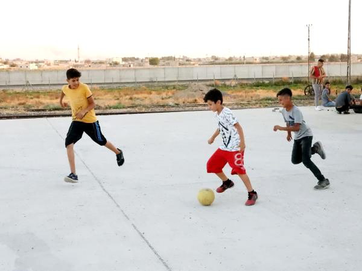 Sınır hattında çocuklar futbol maçı, öğretmenler piknik yapıyor