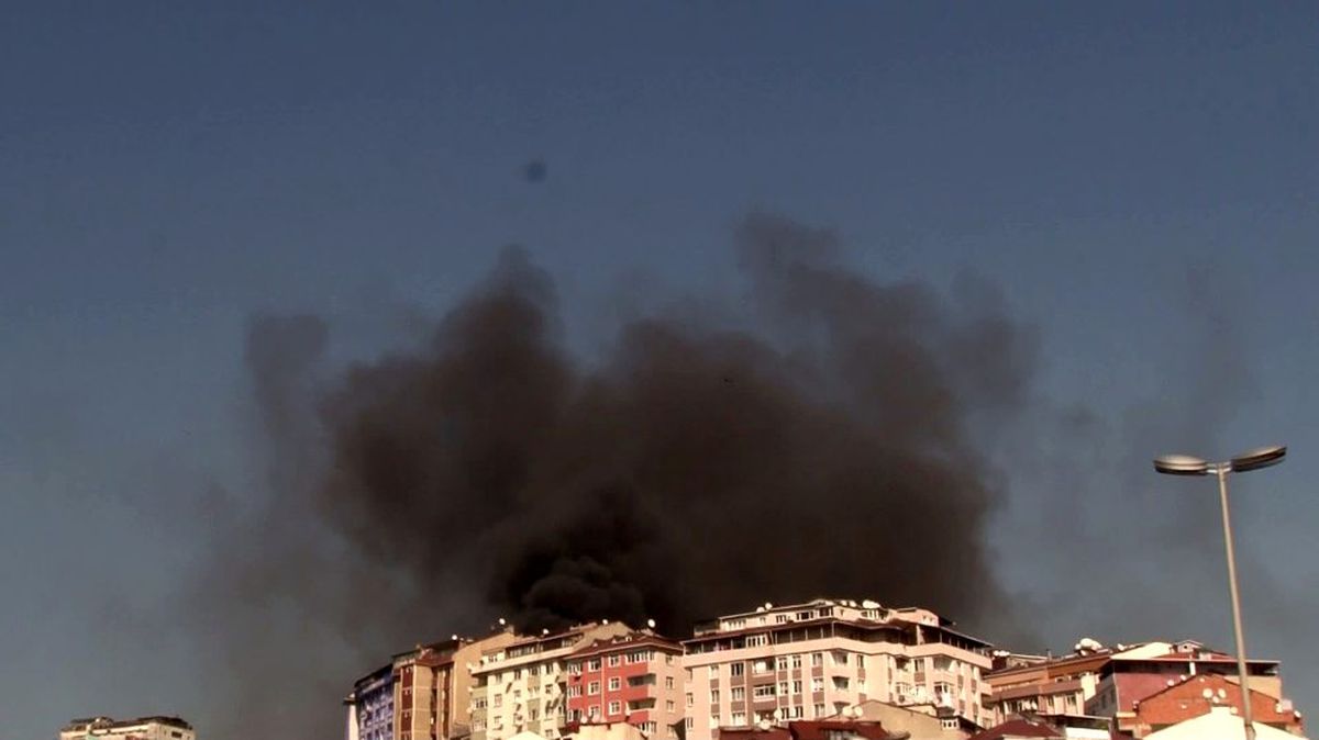 Şişli\'de 5 katlı binanın çatı katı alev alev yandı