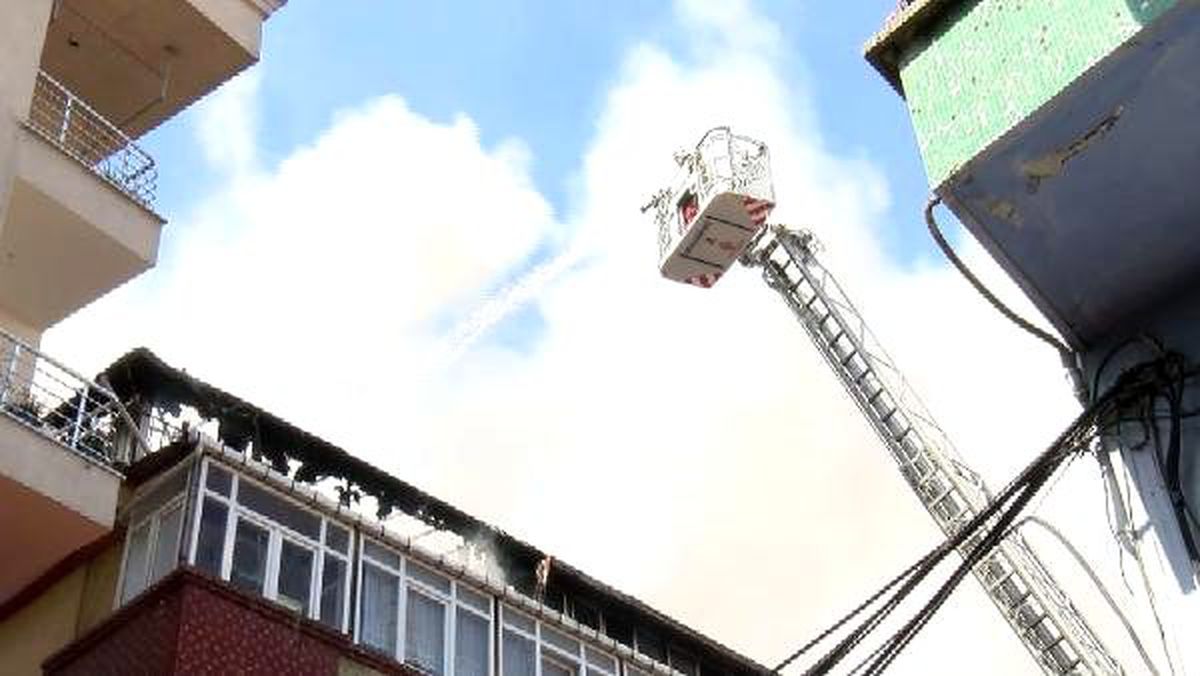 Şişli\'de 5 katlı binanın çatı katı alev alev yandı; mahalle sokağa döküldü