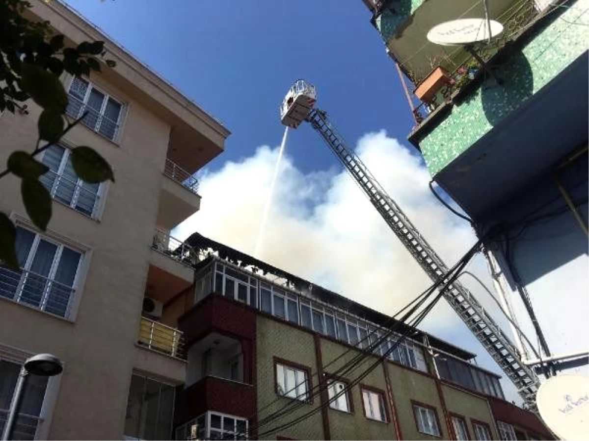 Şişli\'de 5 katlı binanın çatısında yangın (1)