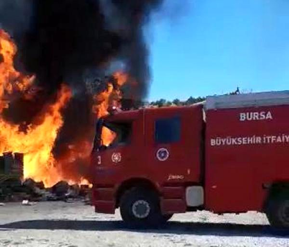 Soğuk hava deposu bahçesindeki yangın paniğe neden oldu