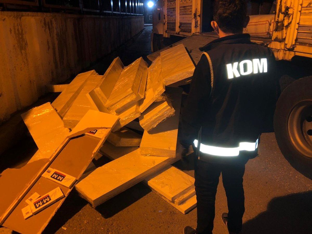 Sunta plaklar içerisinde 17 bin paket kaçak sigara çıktı