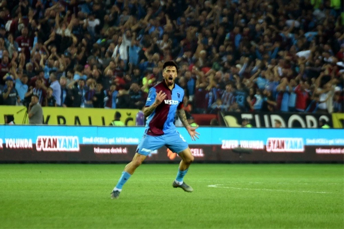 Süper Lig: Trabzonspor: 2 - Beşiktaş: 0 (İlk yarı)